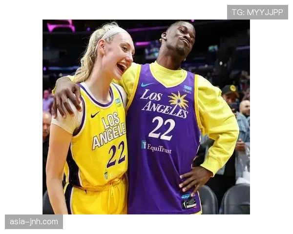 洛杉矶火花队新主场“火花竞技场”举办公开训练日，吸引超万名球迷